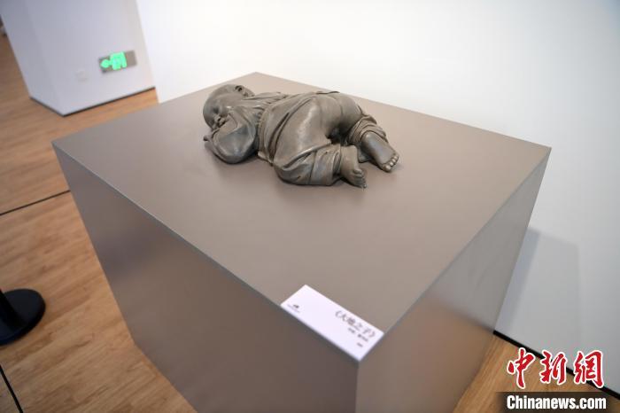 5月21日，在“絲路印跡”雕塑藝術(shù)作品展展出的作品《大地之子》。九美旦增 攝</p>
<p>