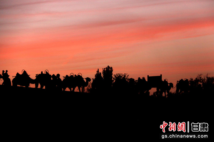 6月9日，敦煌市鳴沙山月牙泉景區(qū)晚霞如畫(huà)，美不勝收。張曉亮　攝