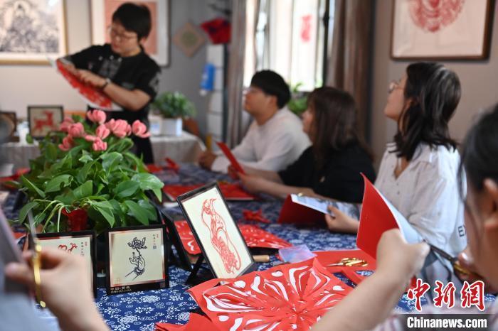 6月6日，在甘肅敦煌青年夜校課程中，青年學(xué)員學(xué)習(xí)敦煌非遺剪紙課程。李亞龍 攝　　