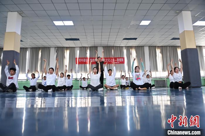 6月6日，在甘肅敦煌青年夜校課程中，青年學(xué)員學(xué)習(xí)敦煌舞課程。李亞龍 攝　　