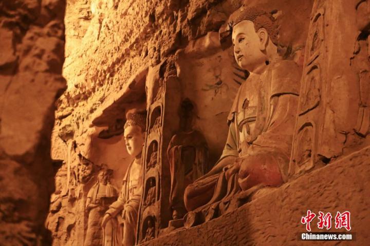 7月15日，甘肅省平?jīng)鍪袥艽h百里石窟長廊中的王母宮石窟造像。百里石窟長廊位于涇川縣境內(nèi)，由512個石窟、5眼窟中石井組成，現(xiàn)存王母宮石窟、鳳凰山石窟、南石窟寺、丈八寺石窟、羅漢洞石窟、太山寺石窟等規(guī)模較大的石窟群，還有數(shù)量眾多的小石窟群。王母宮石窟又名千佛洞，該窟設(shè)計宏大，造像生動，窟內(nèi)擁有造像數(shù)百尊，是較為珍貴的佛教文化歷史遺存。中新社記者 李亞龍 攝</p>
<p>