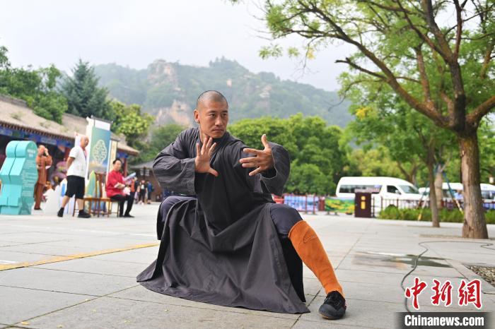 7月14日，甘肅省平?jīng)鍪嗅轻忌骄皡^(qū)內(nèi)，嵩山少林弟子展示武藝。7月13日至14日，“2024年北京體育大學(xué)第十五屆國(guó)際武術(shù)比賽交流大會(huì)暨首屆崆峒山國(guó)際武術(shù)大會(huì)”舉行，大會(huì)也在崆峒山景區(qū)進(jìn)行問(wèn)道崆峒、武術(shù)高級(jí)研修班、崆峒拜師等系列活動(dòng)。中新社記者 李亞龍 攝</p>
<p>
