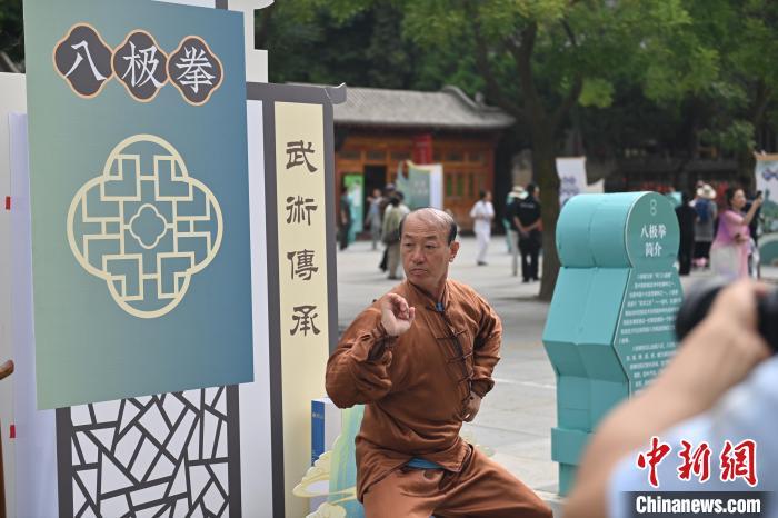 7月14日，甘肅省平?jīng)鍪嗅轻忌骄皡^(qū)內(nèi)，八極拳傳承人展示八極拳。7月13日至14日，“2024年北京體育大學(xué)第十五屆國(guó)際武術(shù)比賽交流大會(huì)暨首屆崆峒山國(guó)際武術(shù)大會(huì)”舉行，大會(huì)也在崆峒山景區(qū)進(jìn)行問(wèn)道崆峒、武術(shù)高級(jí)研修班、崆峒拜師等系列活動(dòng)。中新社記者 李亞龍 攝</p>
<p>