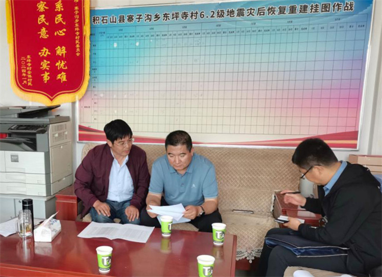 州縣紀委監(jiān)委機關(guān)聯(lián)合督查組對下沉干部 、駐村干部 、包村組長、村干部 “四級”干部履職到崗情況，以及工作日志和民情臺賬、訴求臺賬進行日常監(jiān)督檢查，壓實工作責任。.jpg