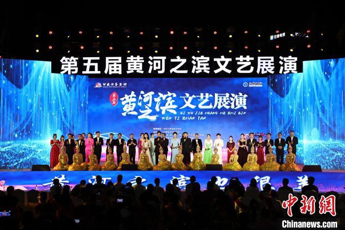 7月19日晚，第五屆黃河之濱文藝展演在蘭州體育文化廣場開幕。張曦予 攝