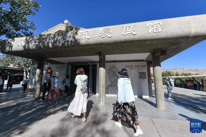 7月22日，游客排隊(duì)進(jìn)入“尋境敦煌——數(shù)字敦煌沉浸展”場館。新華社記者 郎兵兵 攝</p>
<p>