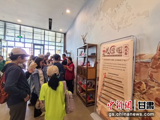 近日，玉門關(guān)遺址景區(qū)開啟了一場精彩紛呈的玉關(guān)詩詞挑戰(zhàn)賽，吸引眾多游人參與其中。玉門關(guān)遺址景區(qū)供圖