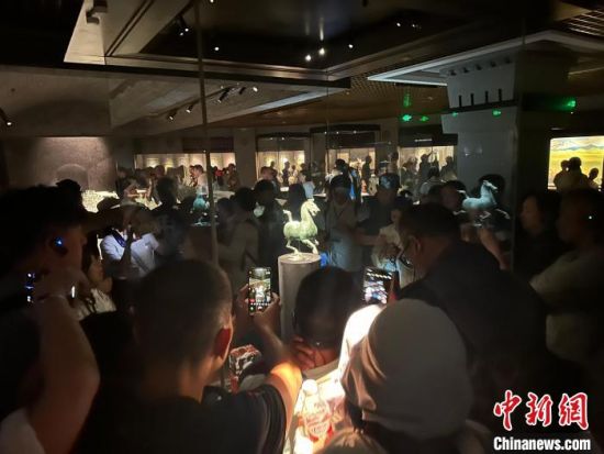 8月17日至23日，“濃濃民族情 兩岸一家親”臺(tái)灣同胞參訪團(tuán)甘肅行交流活動(dòng)在甘肅展開。圖為臺(tái)胞參觀甘肅省博物館。中新社記者 閆姣 攝