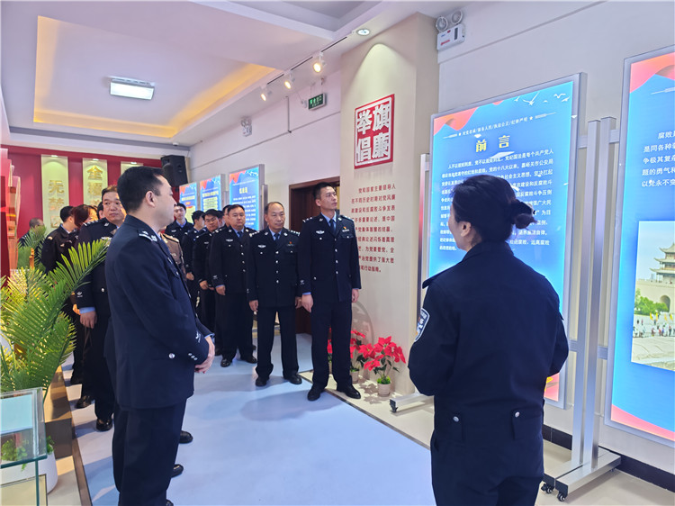 嘉峪關(guān)市公安局明珠路派出所參觀市公安局紀(jì)法廉政警示教育基地。.jpg