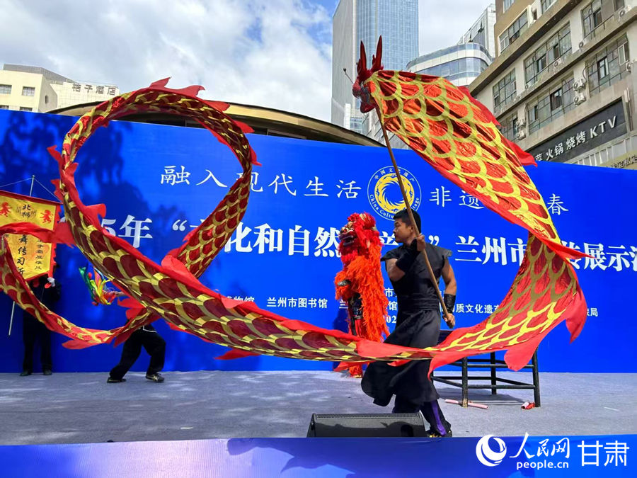 柴宗峰在2025年“文化和自然遺產(chǎn)日”蘭州市非遺宣傳展示活動(dòng)中表演舞獅。人民網(wǎng)記者 焦隆攝