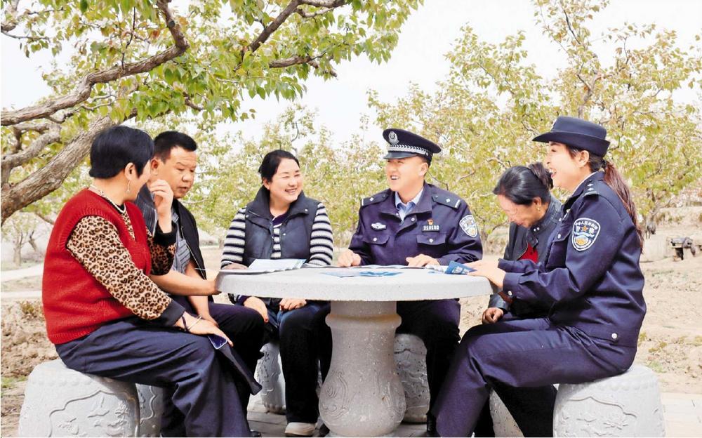 隴西公安走進(jìn)化心梨基地 將安全防范知識(shí)送入群眾心間