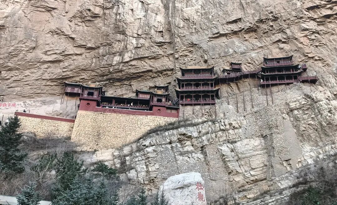 央視曝光懸空寺景區(qū)亂象：門(mén)票售罄后還能加價(jià)代買(mǎi)、黑車(chē)攬客到落石區(qū)拍照…當(dāng)?shù)鼗貞?yīng)